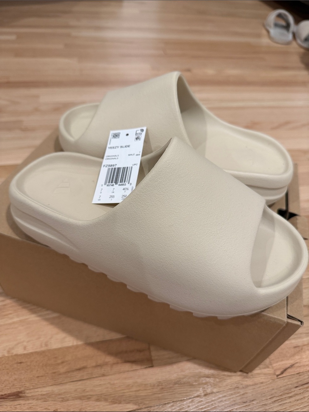 Yeezy Slide Cream/Tonal Slip-On Sandals. Men’s 7